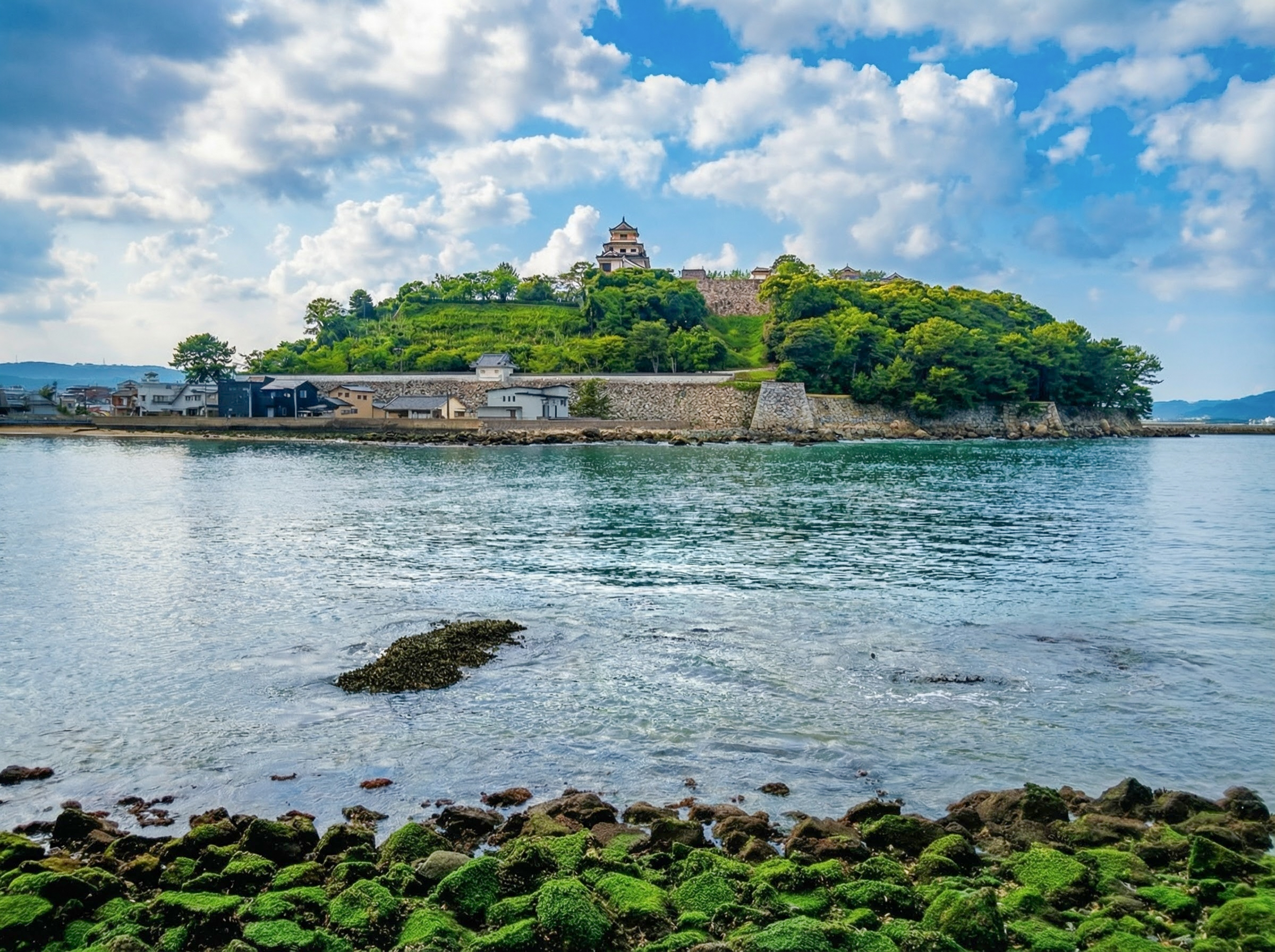 玄界灘のすぐそば、<br>唐津城を望む静かな一棟で、<br>潮の香りと木の温もりに<br class="sp">包まれる滞在を。